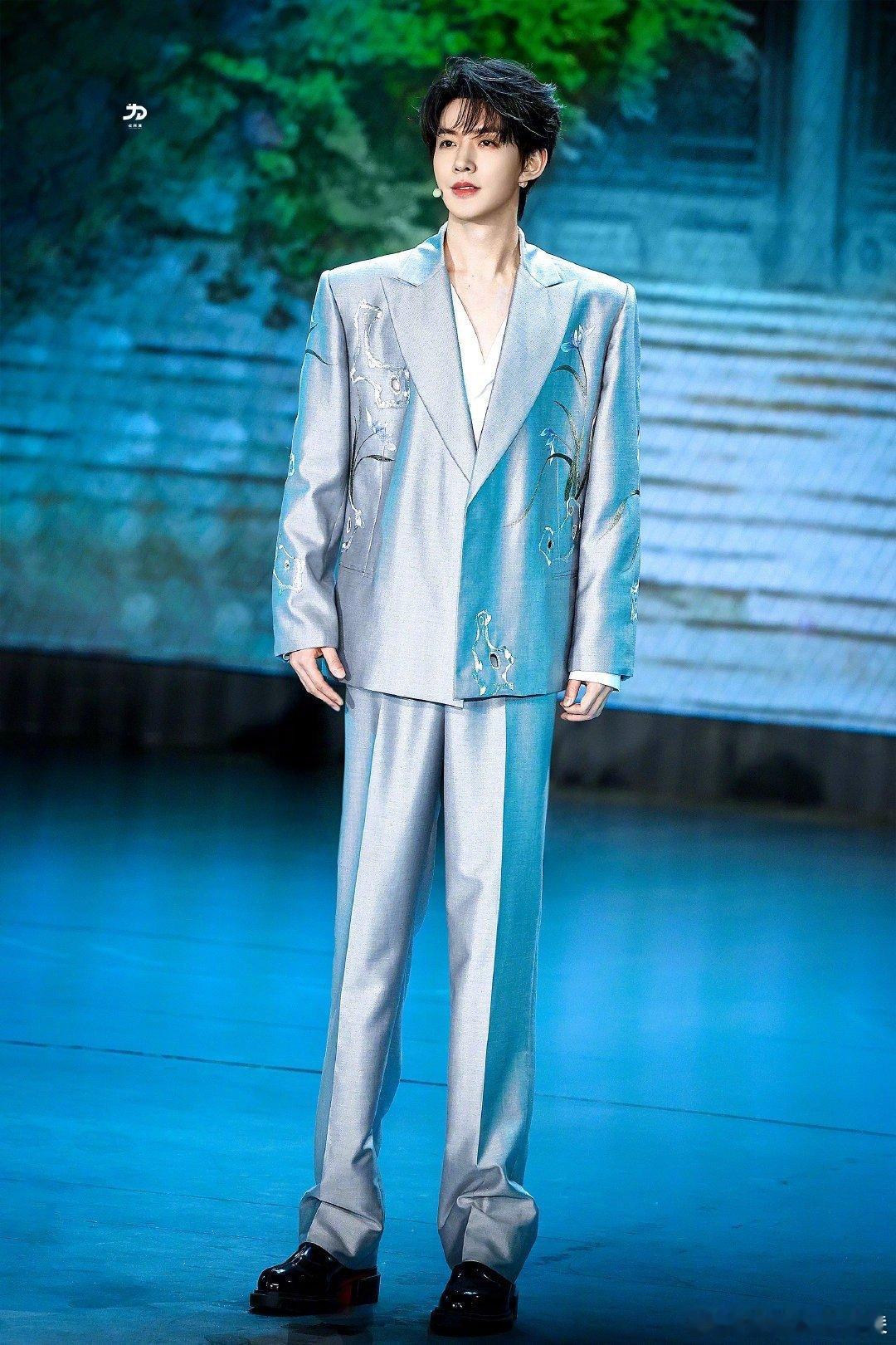 邓为哥哥新中式西装适配度好高！｜邓为