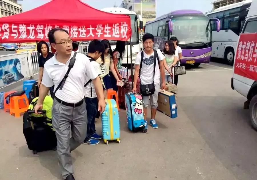 求学路引热议”这届家长送娃太疯”《山东六口塞进7做自驾3500公里。80岁姥爷随