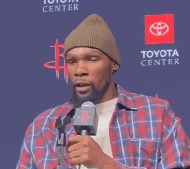 NBA常规赛，火箭117-98战胜太阳。赛后，杜兰特接受了采访，谈到了狄龙-布鲁