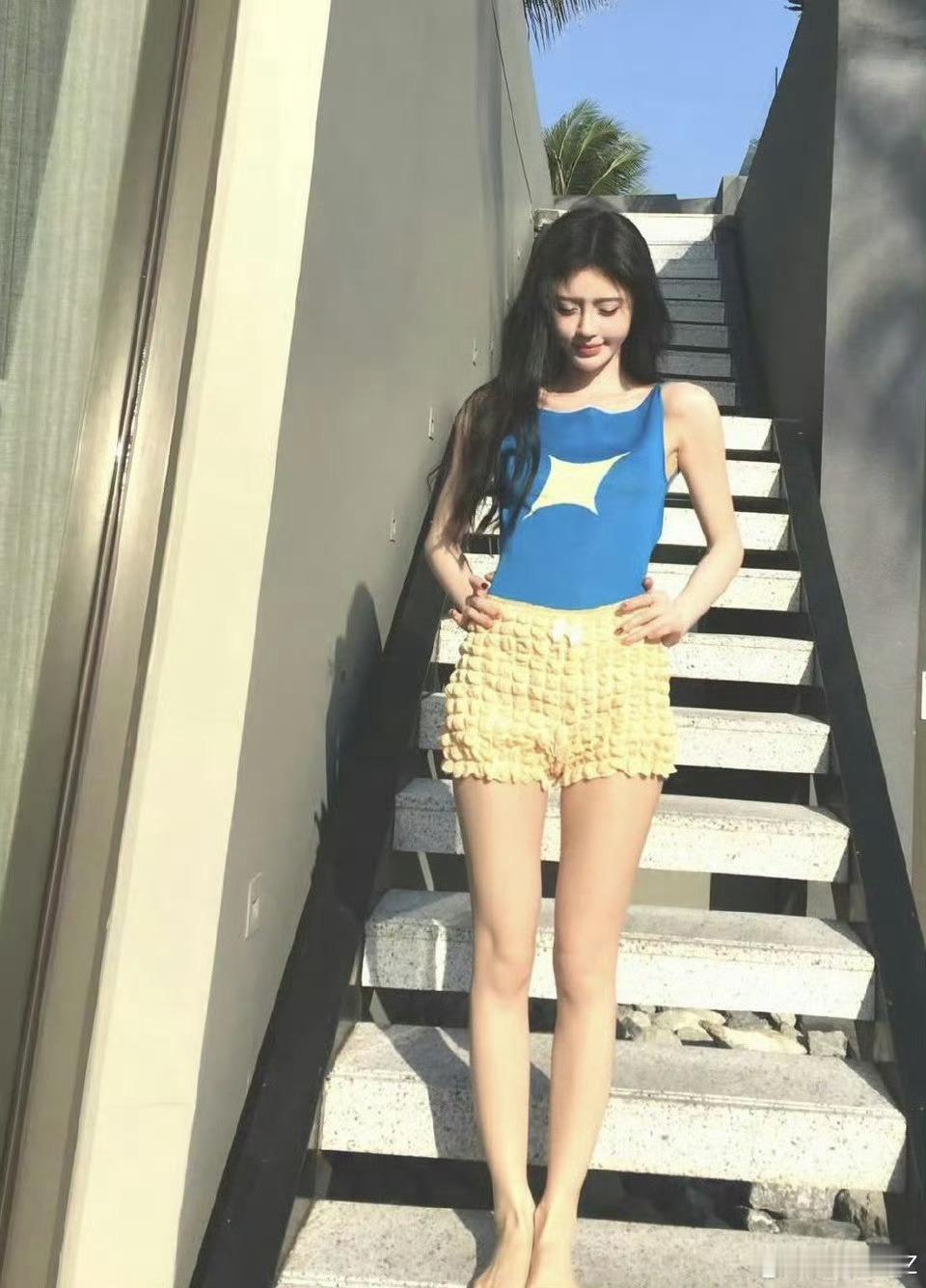 鞠婧祎ins更新同样是小个子鞠婧祎的腿怎么看着是我的两倍啊我缺的哪是身高明