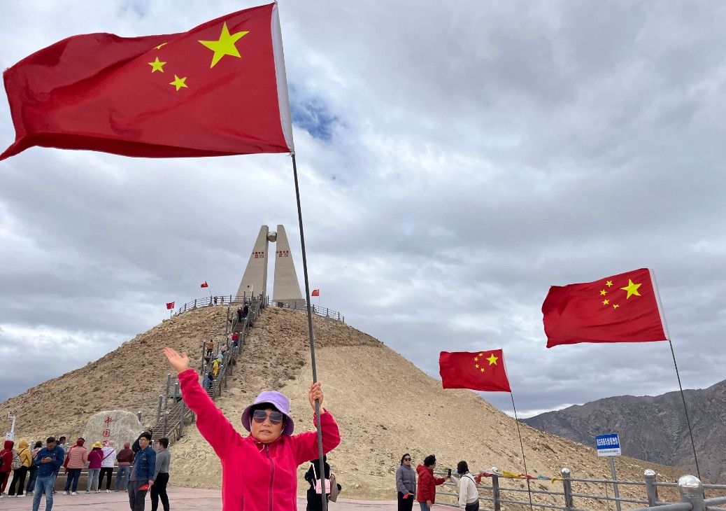 去西极的路条从喀什去往西极，下了阿乌高速就是检查站，前行不远就有警察发路条并提