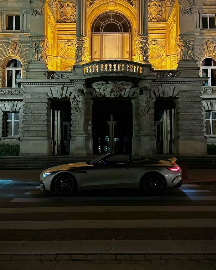 还得是AMG！这强大气场直接拉满，完全让人移不开眼。独特配色搭配炫酷内饰，每一处