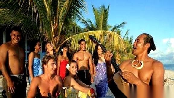 有个地方叫萨摩亚，当地人住的房子，压根就没墙。就是几根木头柱子撑着一个顶，四面