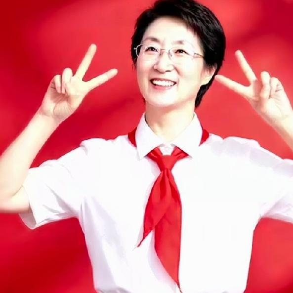 阿彪在中国安徽农村老家种上了一片菜园，学会了做盐焗鹌鹑。他把做好的盐焗鹌鹑拿到集
