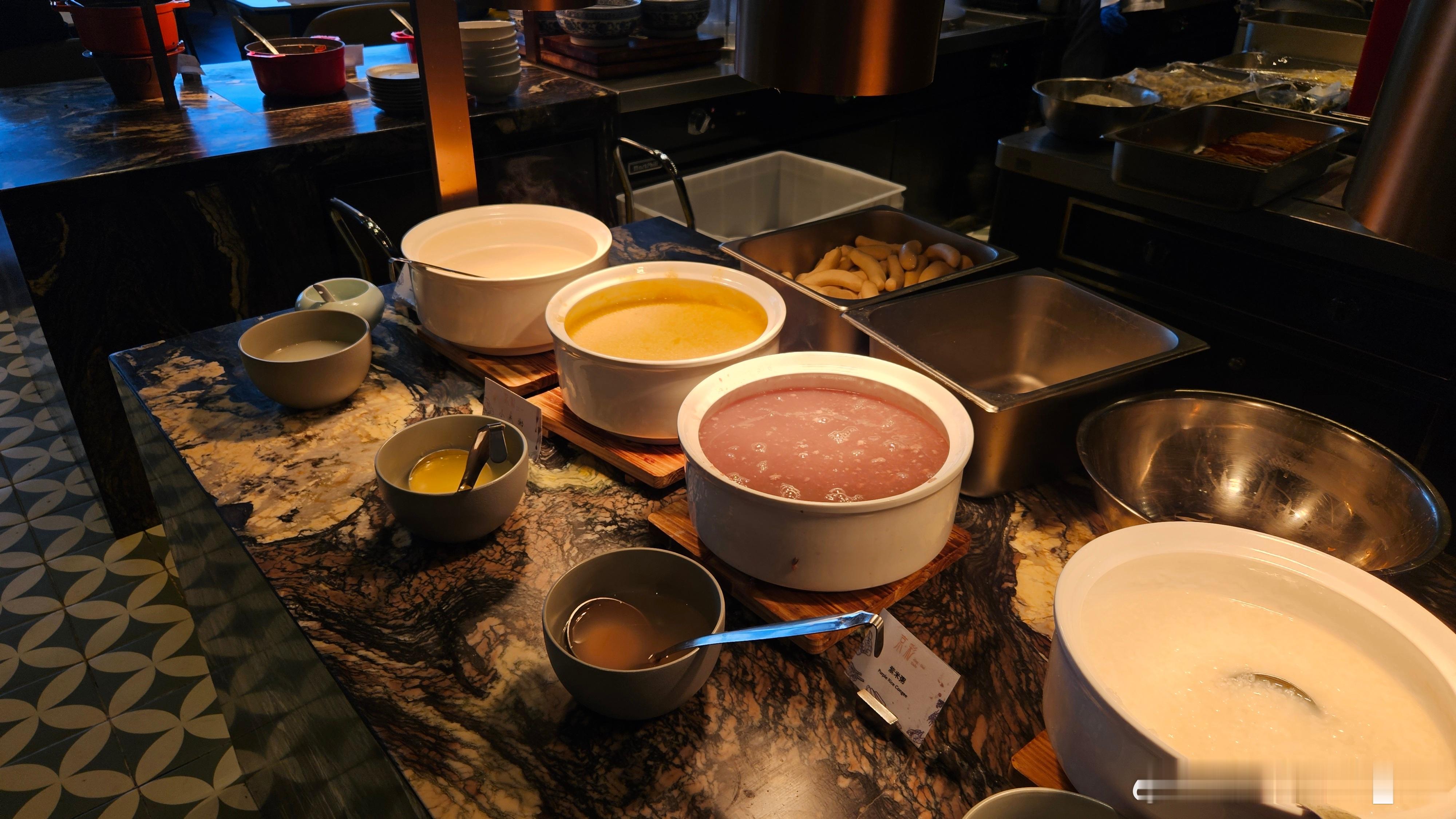 我宣布，早饭就是一天里最好吃的一顿！这也太丰盛了，每样都想来一口