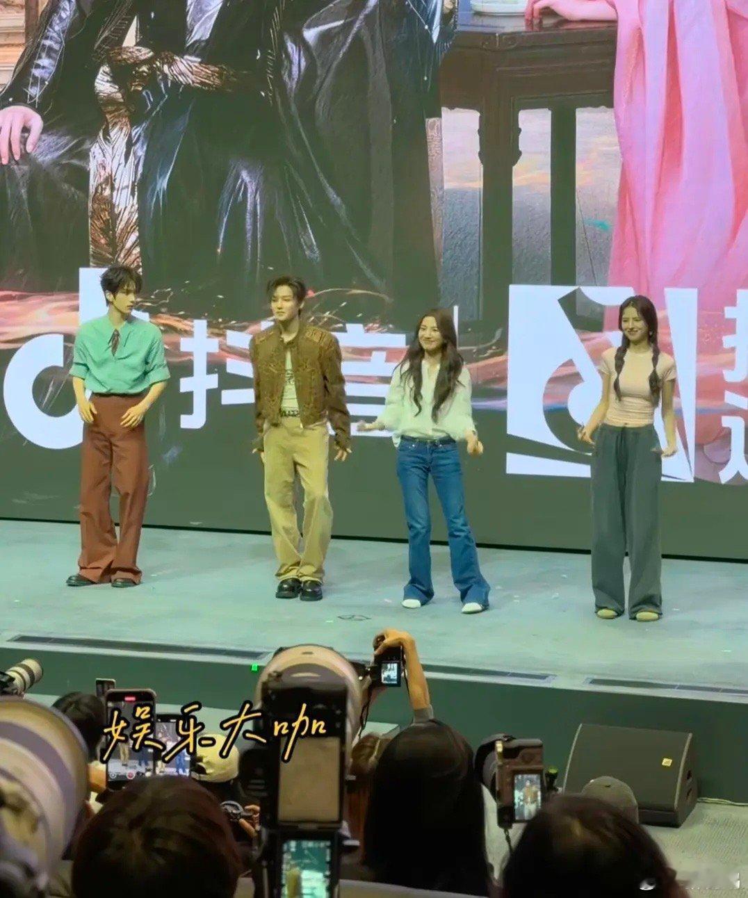 有时候真的挺同情女明星的[跪了][笑着哭]​​​