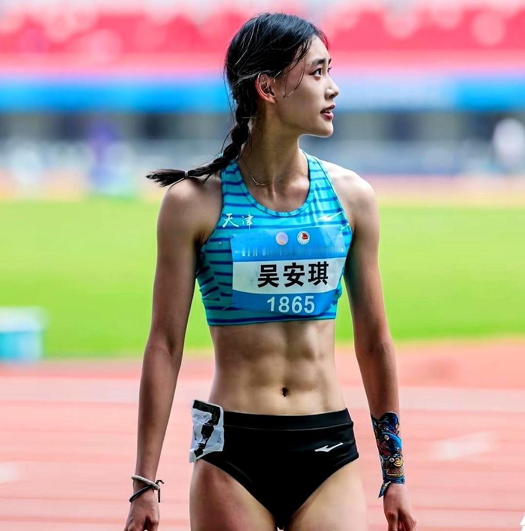 2004年的妹子吴安琪的出现，让夏思凝不再只是被围观脸蛋，而是被成绩追着跑，