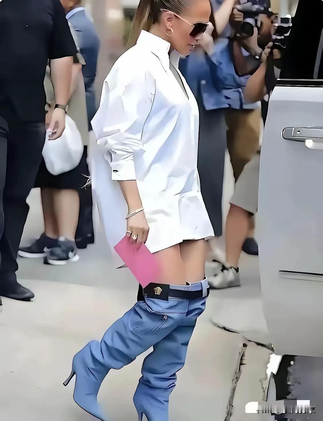 这种款式的裤子你见过吗？没见过的人还以为女子的裤衩扣扣掉了，使裤子下滑到膝盖上。