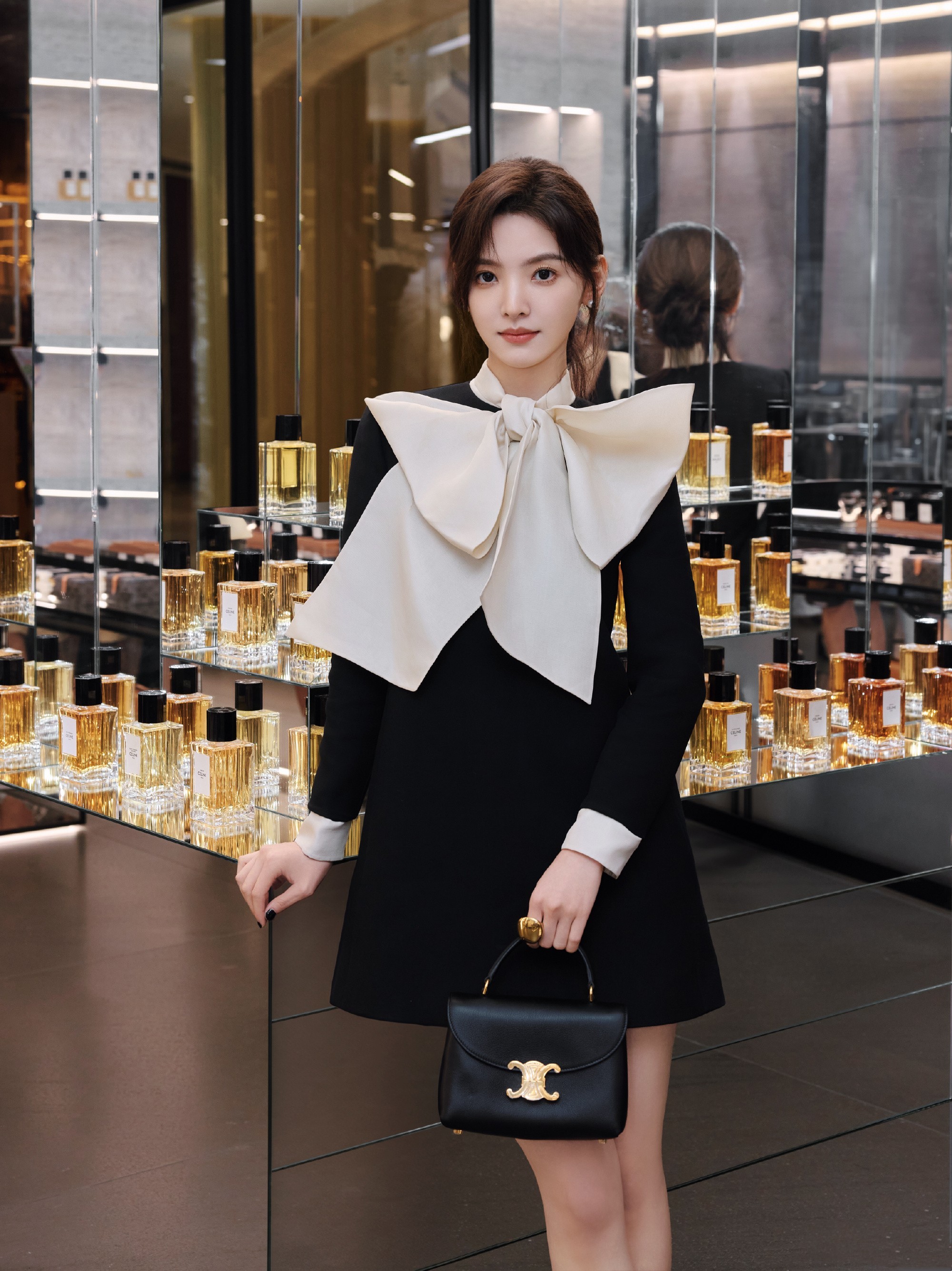 章若楠，黑裙美腿，千金小姐姐即视感​​​