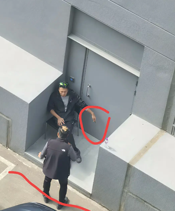 谢霆锋为了抽烟都躲在角落了，可还是被你拍到了