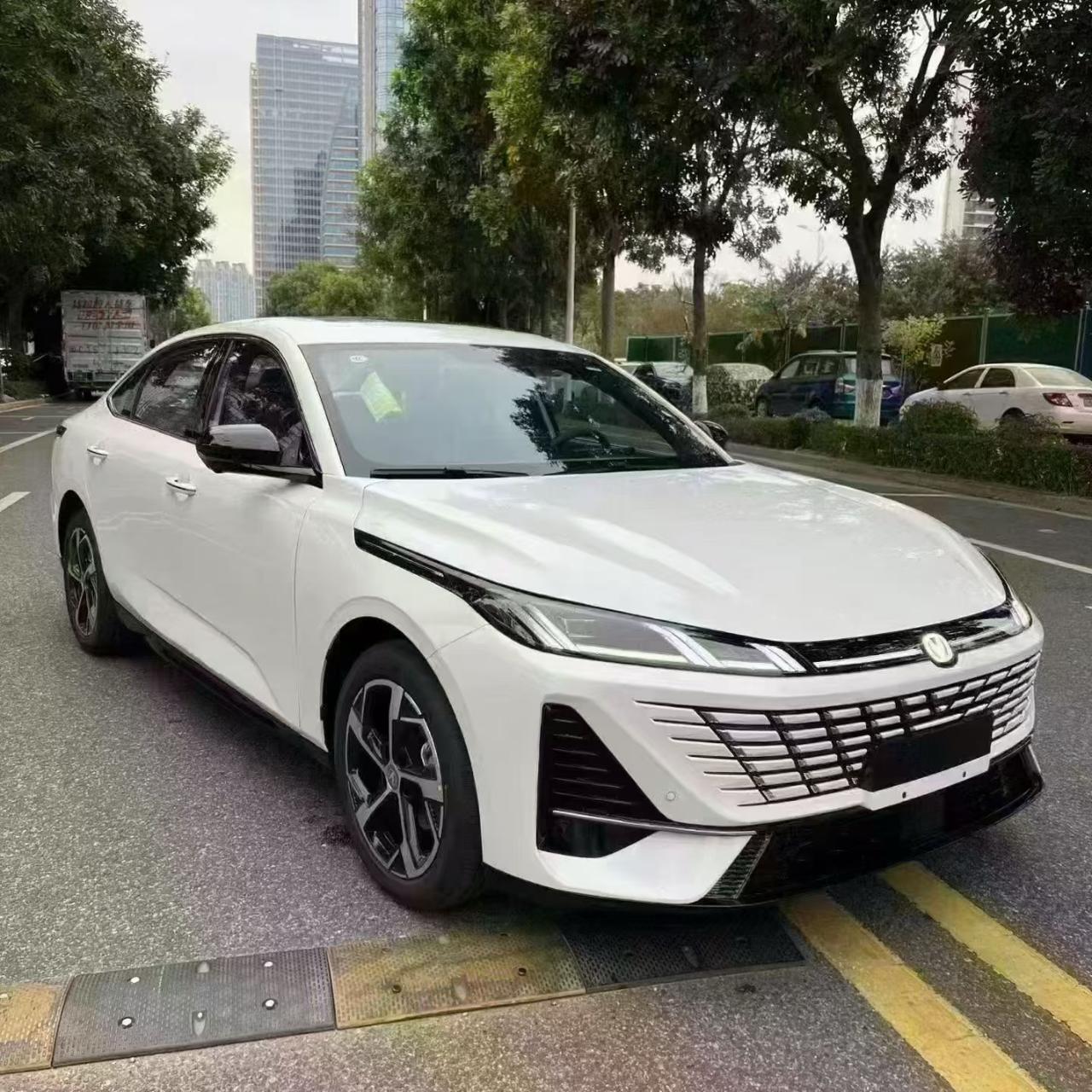到店体验过长安逸动，给我的第一感觉就是很接地气的家用轿车，外观看着清爽顺眼，不会