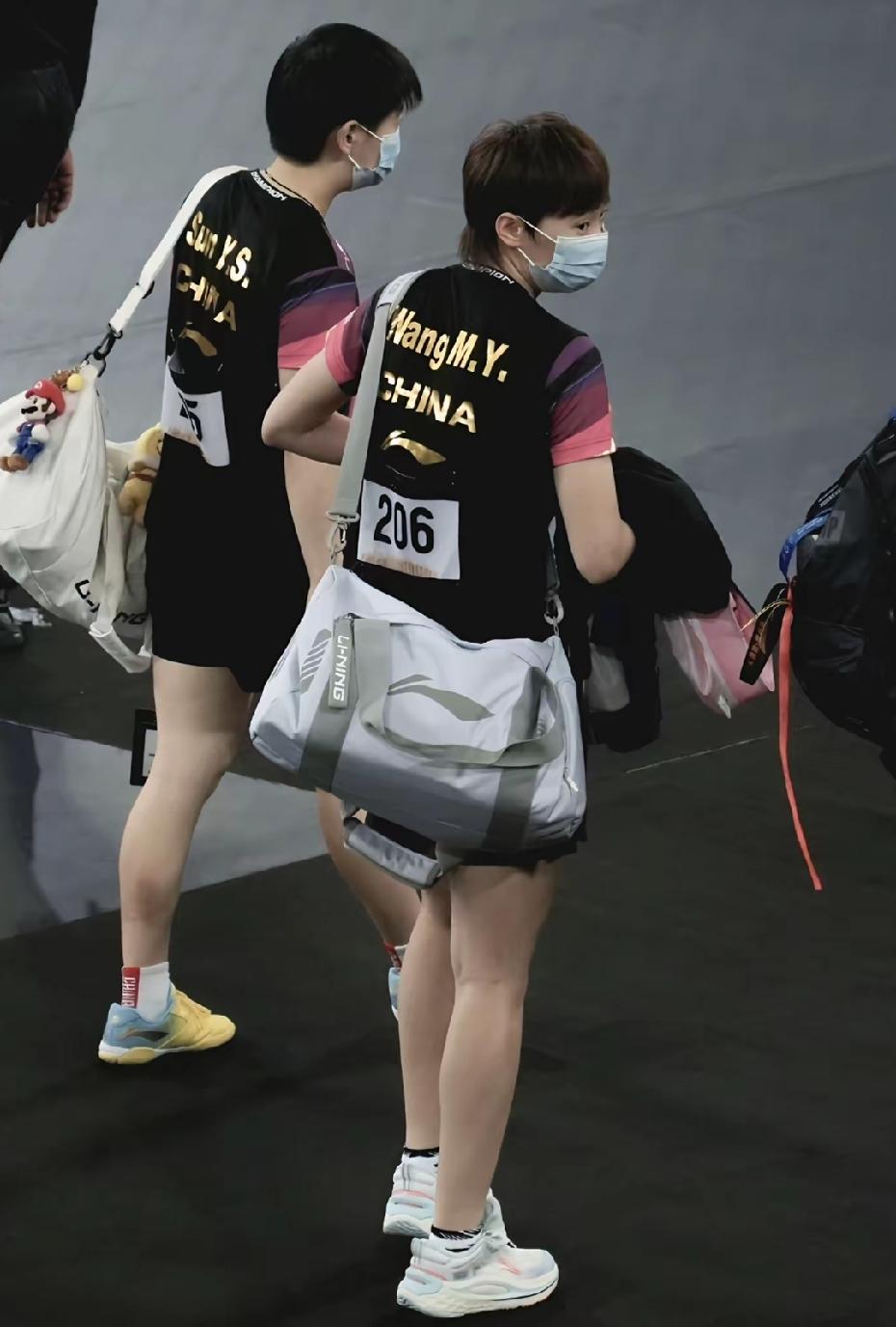 男队队长一经选出，网上的评论又炸了；都在讨论，女队是否设队长，应该选谁？有说