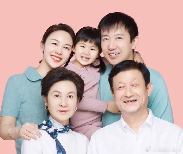 梅婷前夫鄢颇与家人过节大合照曝光。鄢颇现任妻子李呈媛也是一位演员，她曾在赵丽颖张