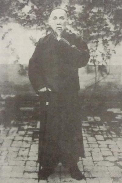 林纾刚丧妻不久，心情低落得像那深冬的风，刮得人骨头都冷。他一边忙着应付家中的杂事