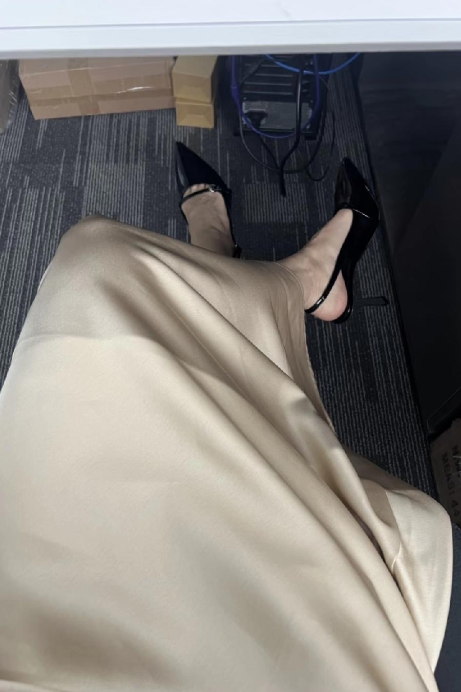 我们单位新来了一个大学生小陈，长的帅，身材也好，很多女同事都挺喜欢他，我想把我的