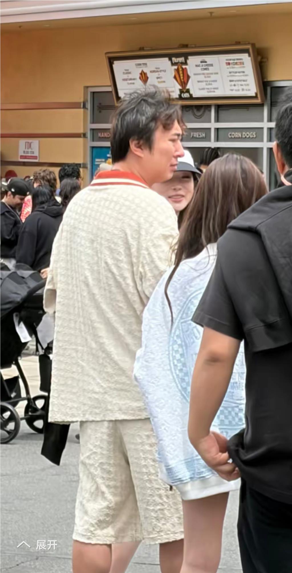 王思聪一行人，在加州环球影城被偶遇，王思聪穿着花格子睡衣，凌乱的头发，早上太忙了