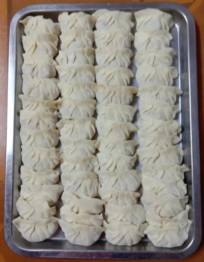 包饺子究竟是用生猪肉还是炒熟的猪肉啊？我听一位朋友说:“他们包饺子是要把猪肉炒