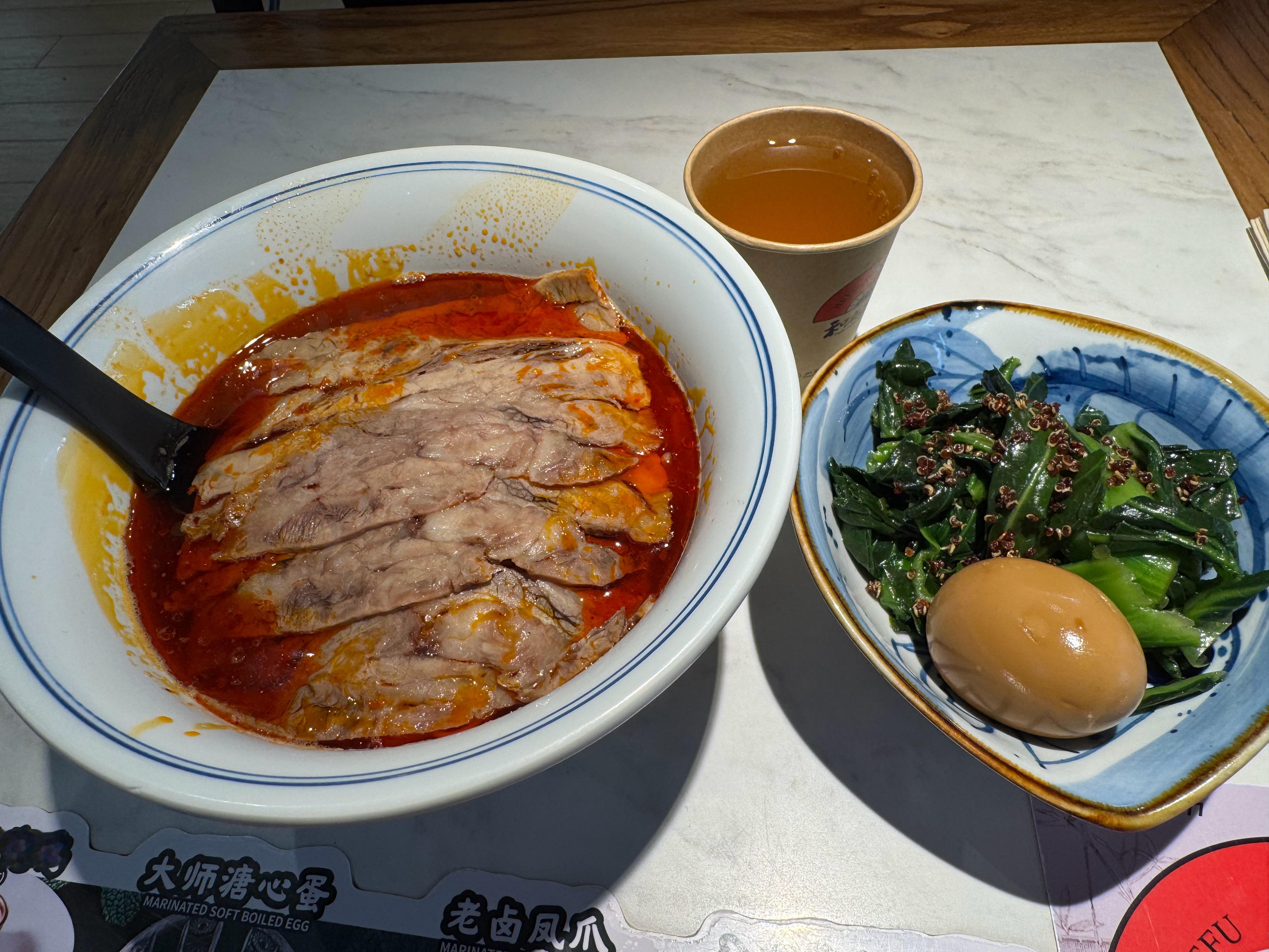 青岛胶东机场和府捞面46元套餐，虽说也不便宜，但是比起旁边40多一碗的普通兰州牛肉面还是性价比高不少