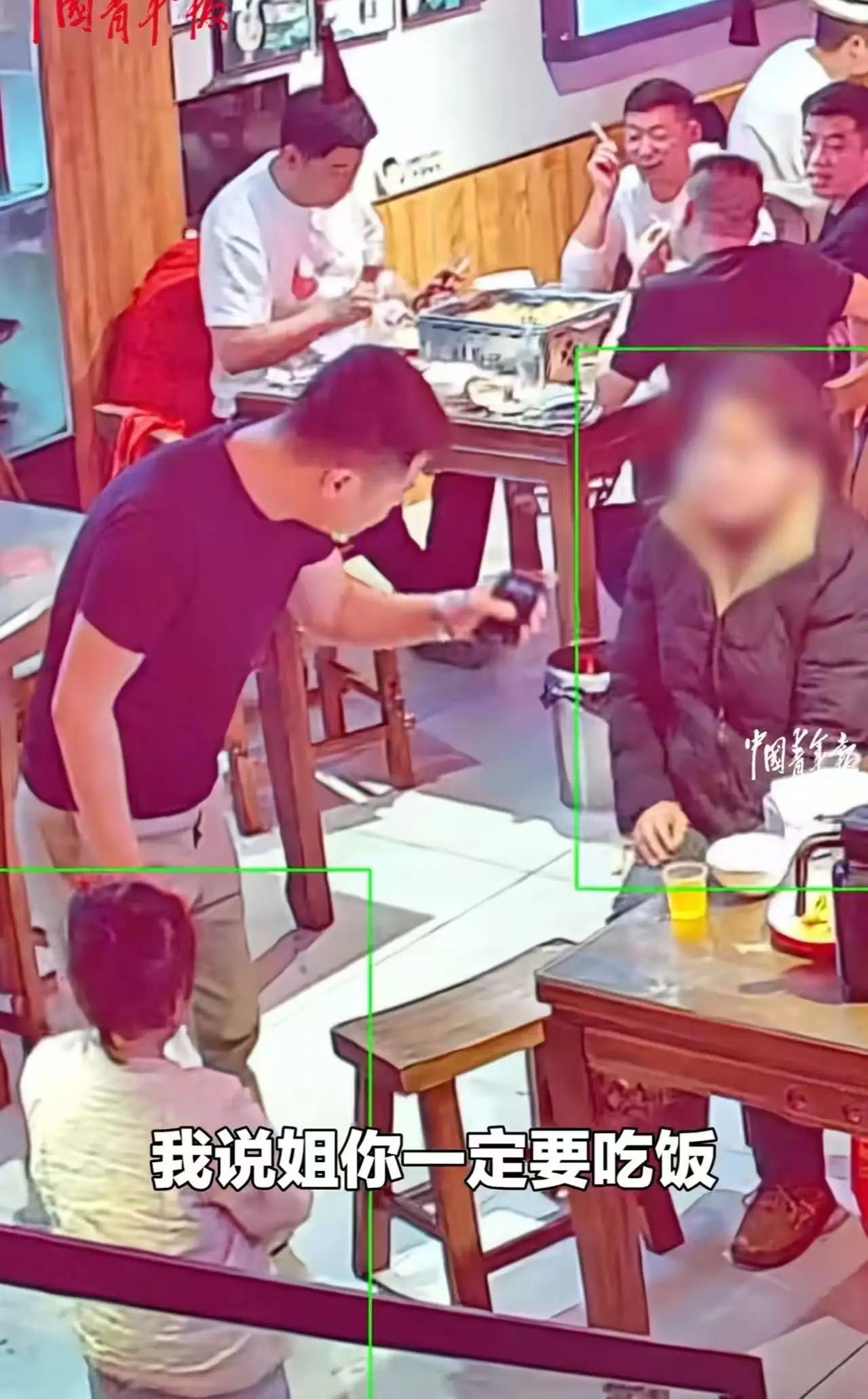 山东临沂，一对母女走进餐馆，红着脸问老板：“我身上没钱了，都给孩子看病花掉了，能