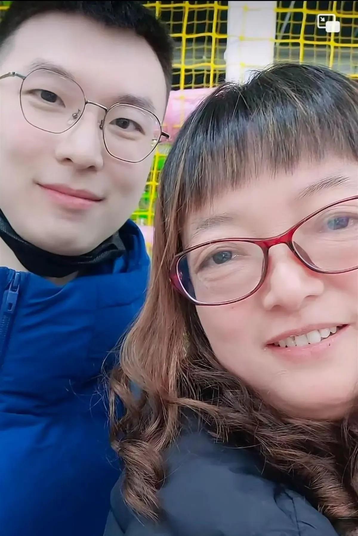 江苏一名女子，儿子因公牺牲后，她悲痛万分，整日以泪洗面。2022年的一天，她在商
