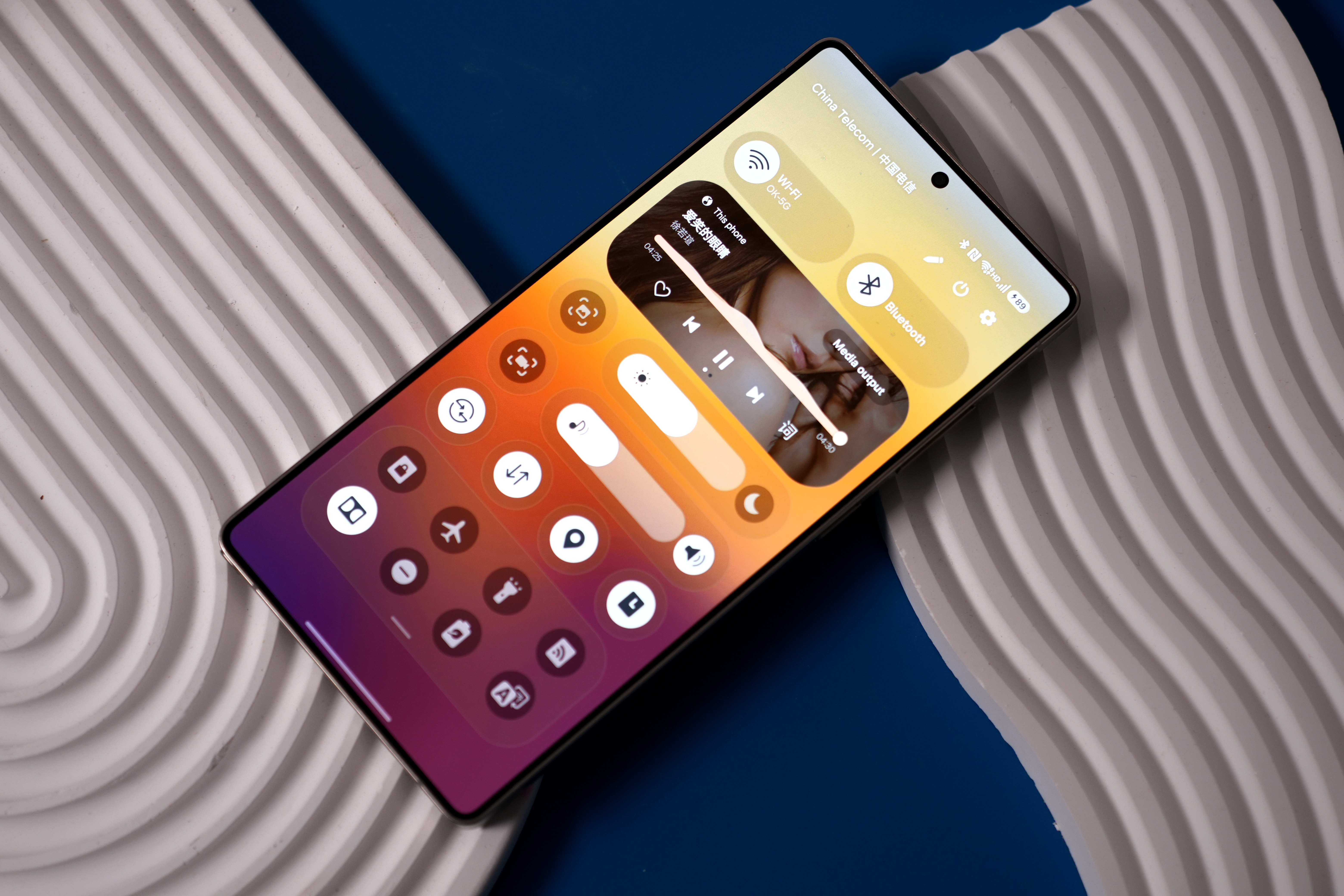 请叫我OneUI8.5!(2)这个下拉快捷栏能和国产以及iOS26媲美嘛?