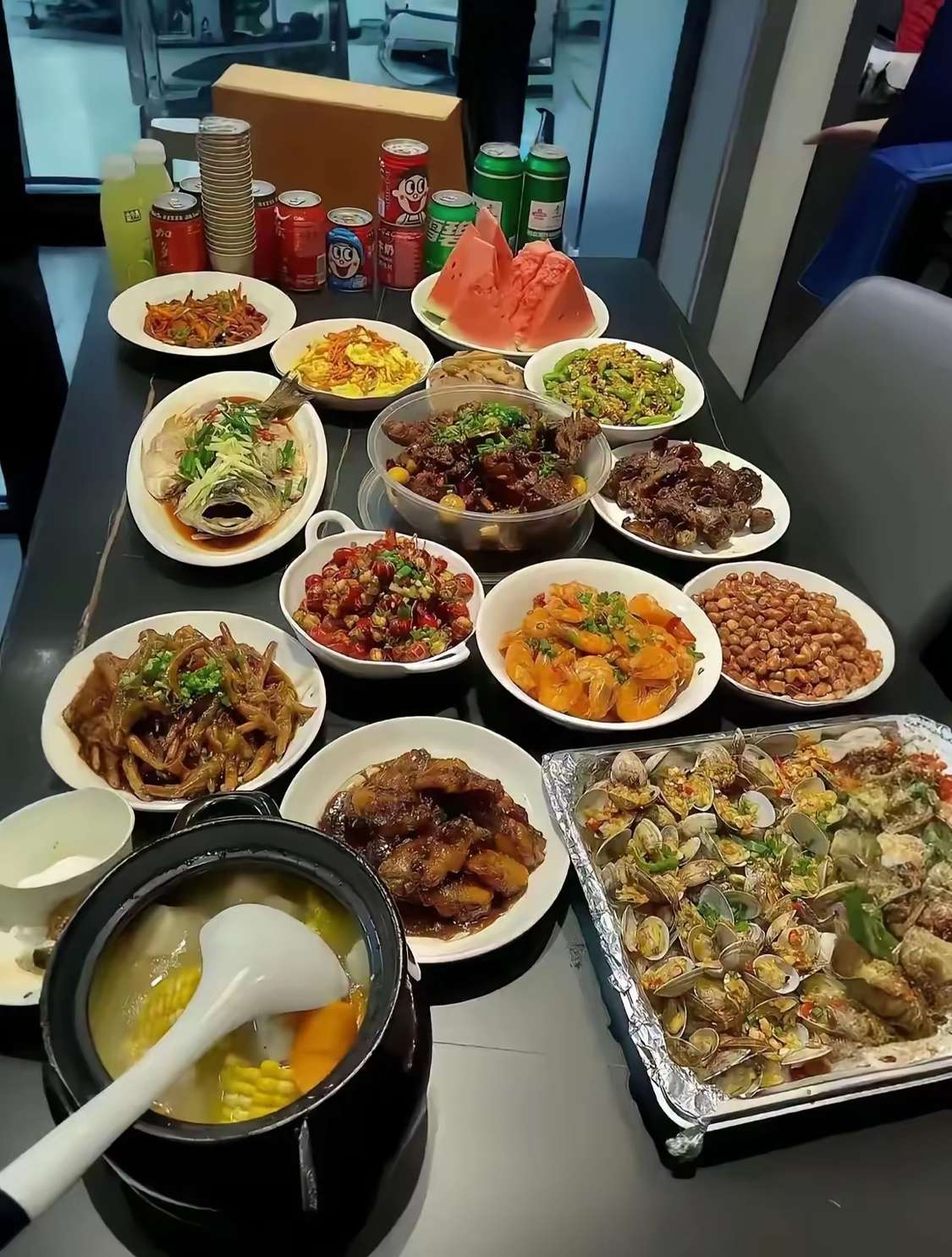 这一桌子菜花生米都上了，就差一样东西，你知道是什么吗？