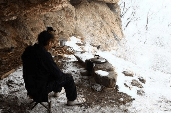 28岁的小王已经在嵩山峻极隐居修行8年了,他的日常生活除了吃饭睡觉
