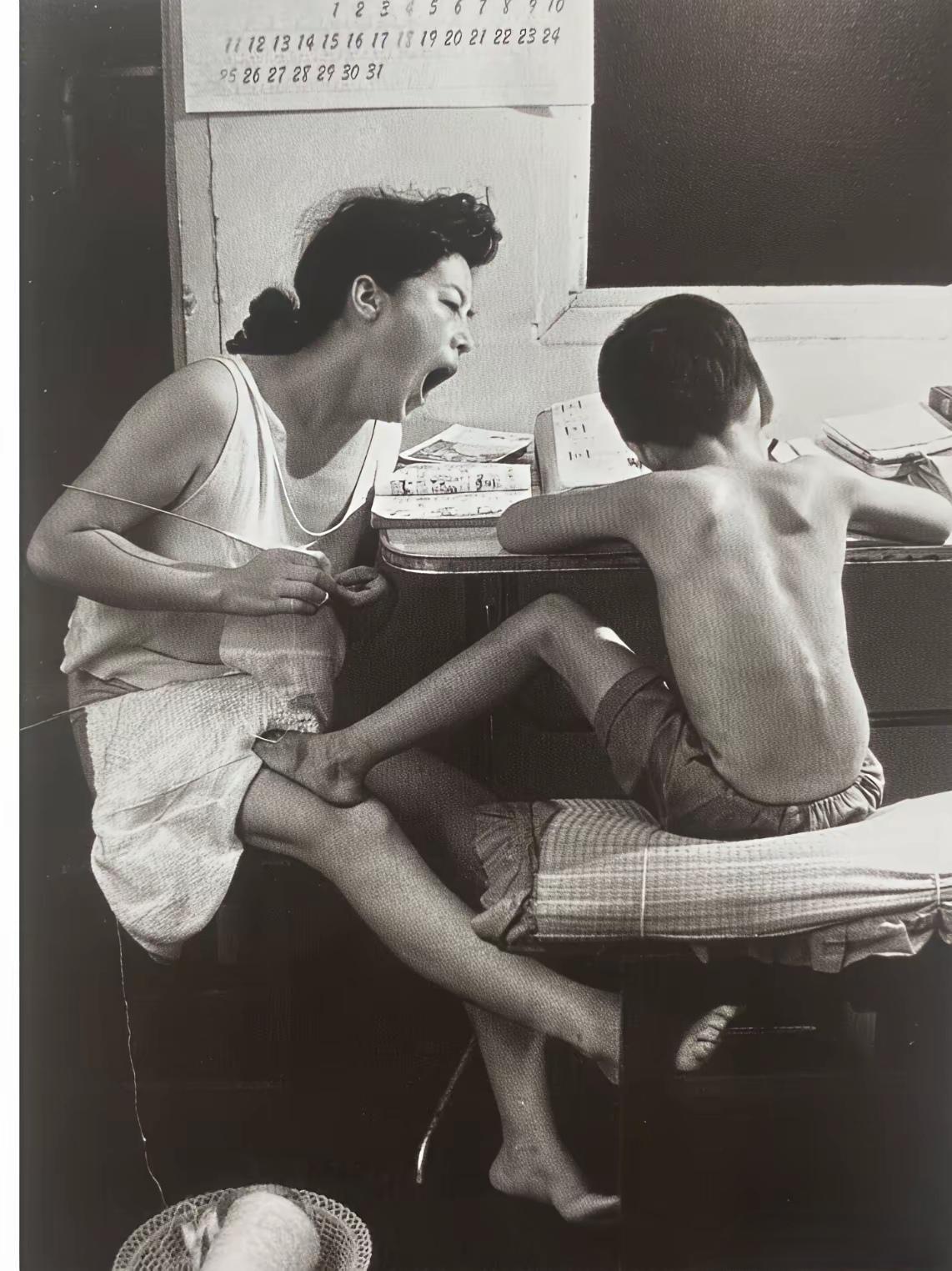 妈妈陪读的日子，就像一场没有硝烟的战争。妈妈手中给孩子织着毛衣，打着哈欠，眼里