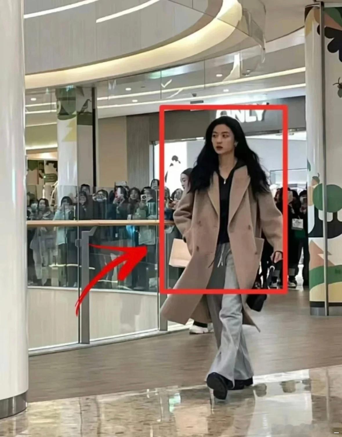 不是，她在现实生活中长这样？？天哪…现实人真的超美超清纯超高还瘦，完全高中生的