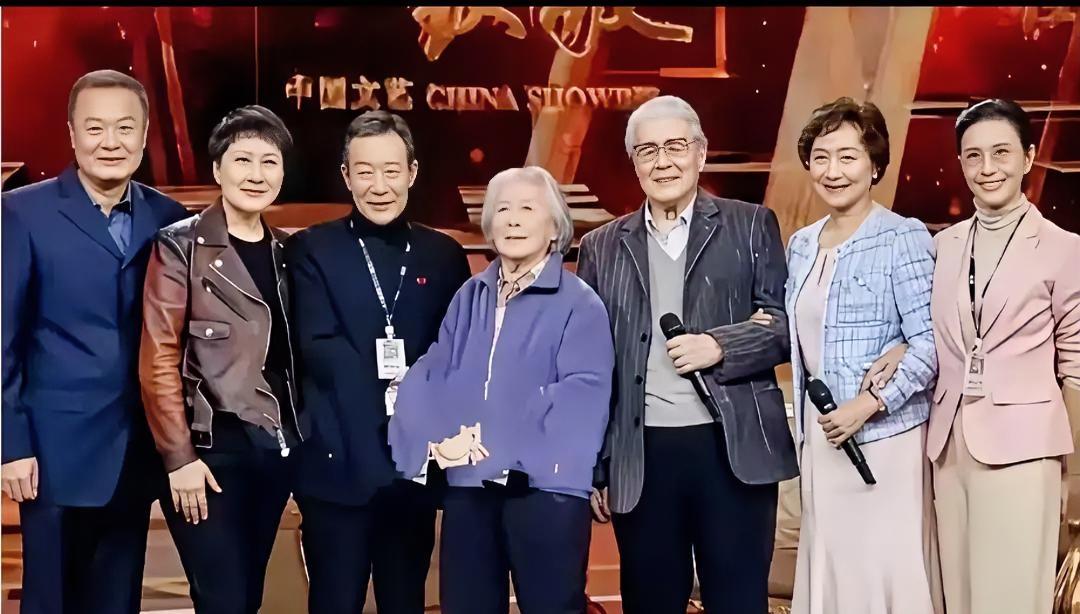 看到《渴望》7位主演的同框合影，谁的童年回忆被唤醒了？这波回忆杀也太戳人了吧！