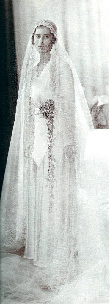 老照片分享1930年12月15日，现任英国国王查尔斯四姑索菲的婚纱照，索菲时年