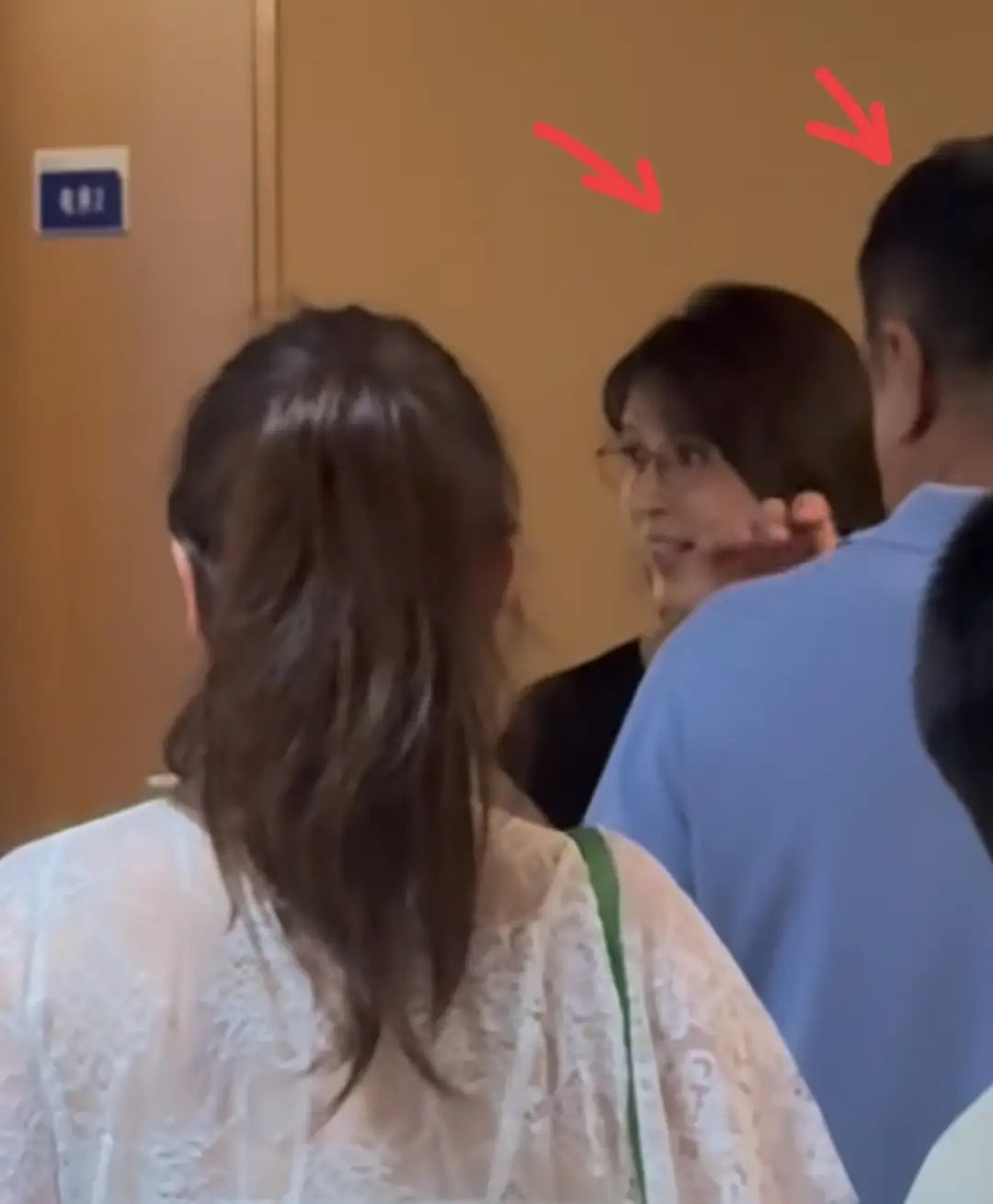 金巧巧一家三亚过年，富豪老公于东罕露脸带俩孩子追星互动很恩爱！