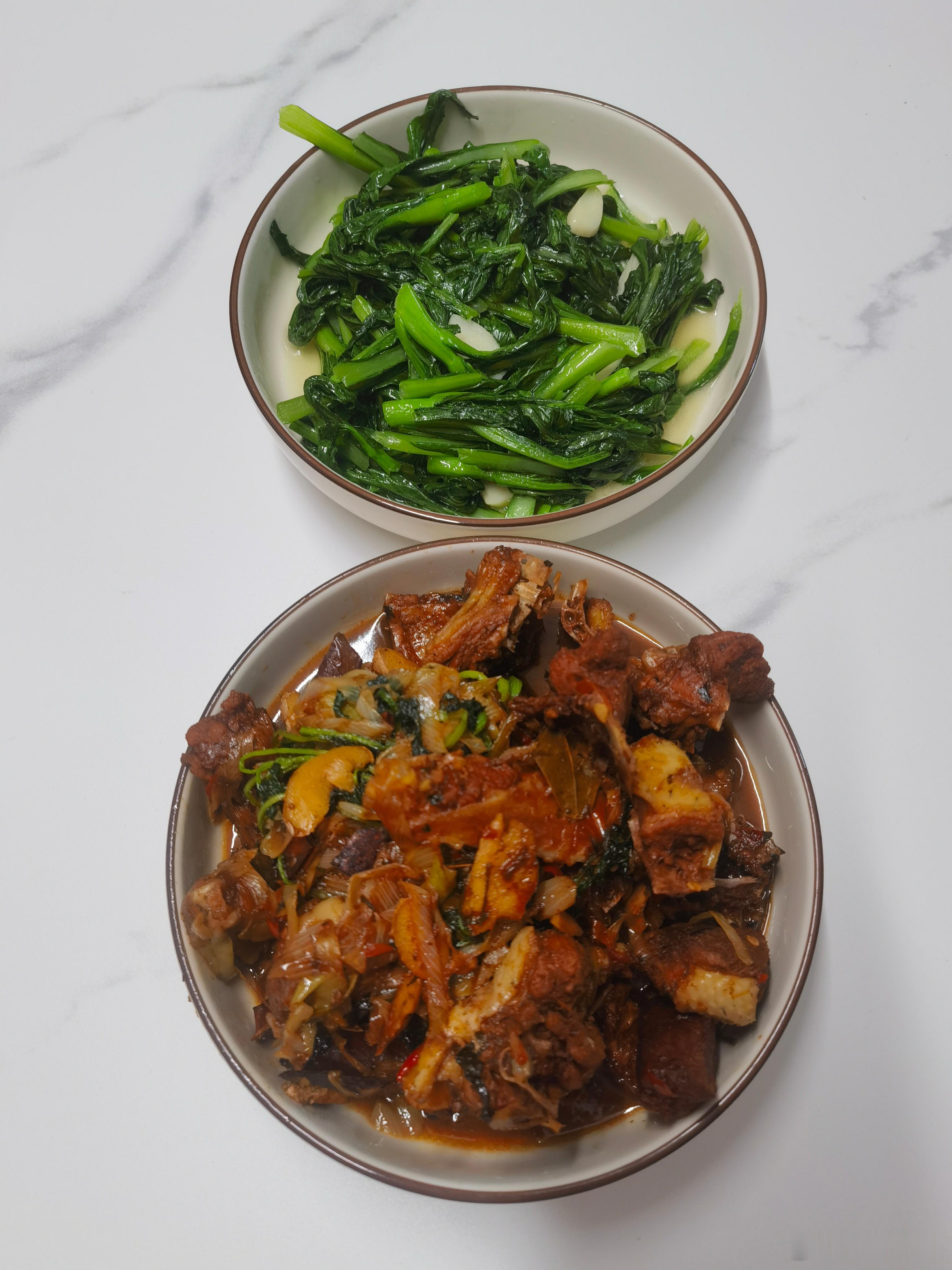 晚餐：啤酒鸭+清炒菜心周六要好好犒劳一下自己​​​