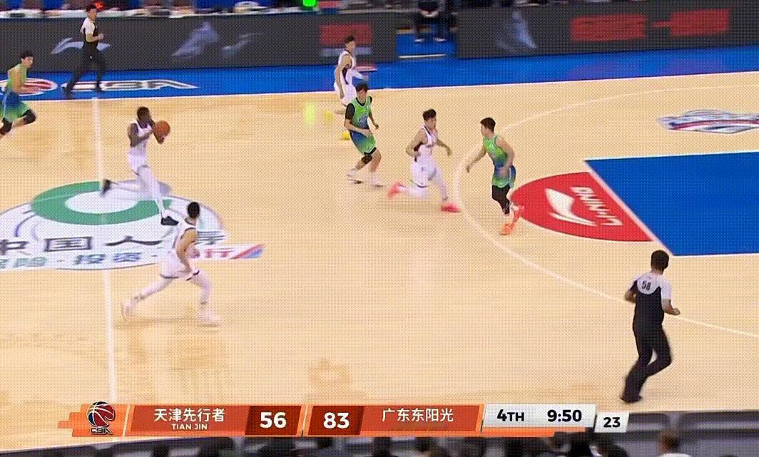 昨晚天津打广东，宏远小将王洪泽篮下小拉杆惊艳，黄明依走步扣篮成笑柄，杜锋仍把新人