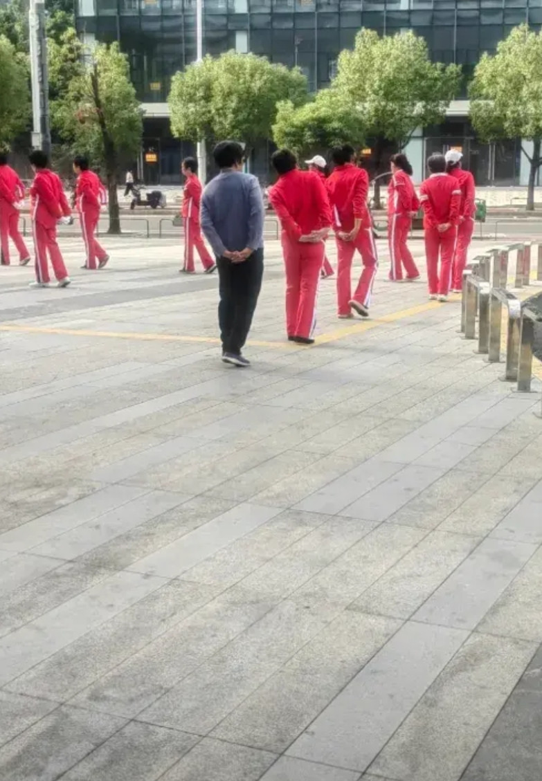 妈妈跳了四、五年的广场舞，最近突然不跳了，说是从广场舞大军里退出了。问她怎么回事