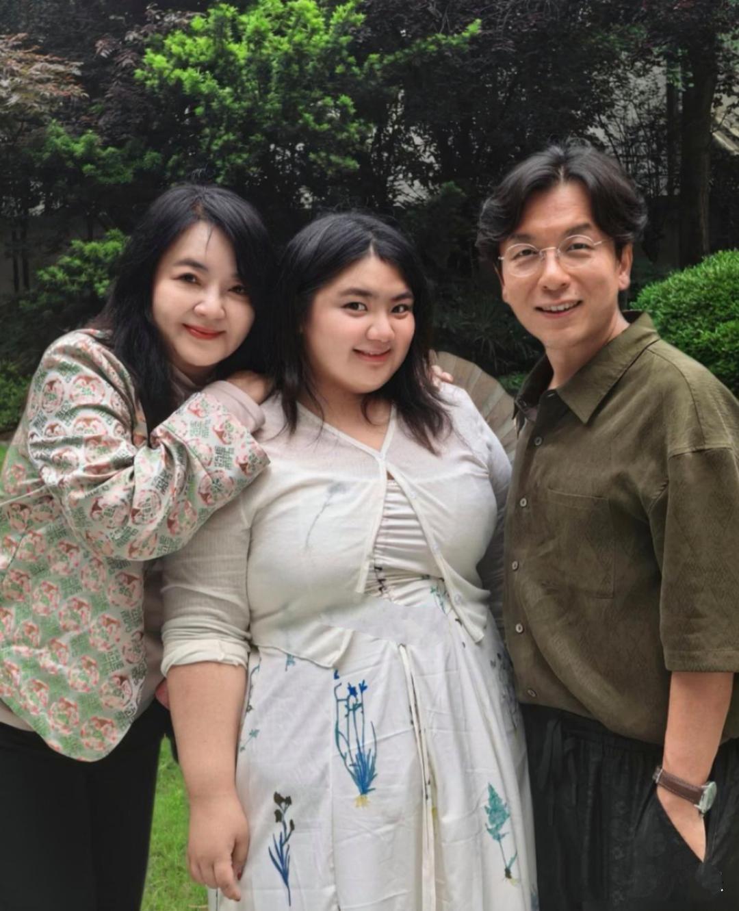 大美女胡慧中和女儿何嘉珍现身上海街头，母女俩同框，妈妈胡慧中显得比女儿还要年轻漂