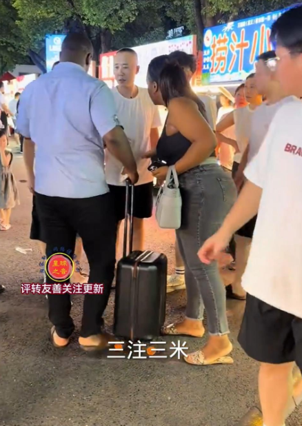 黑人夫妻吃完就跑，老板“硬刚”追账：警方已介入📍事发经过8月16日晚，