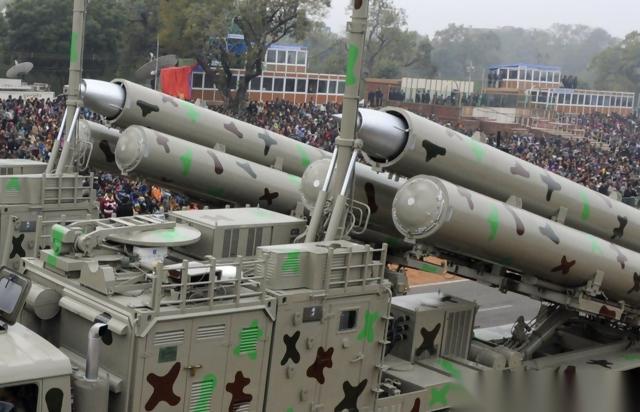 一边在吕宋岛架起导弹瞄准邻居，一边却跑到联合国装“和平天使”。马科斯花35万美元