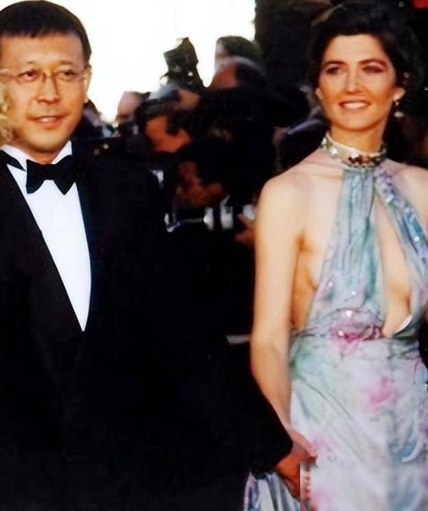 2006年，姜文和妻子周韵去法国探望女儿，女儿一脸怨气，冷冷地甩了一句不见，场面