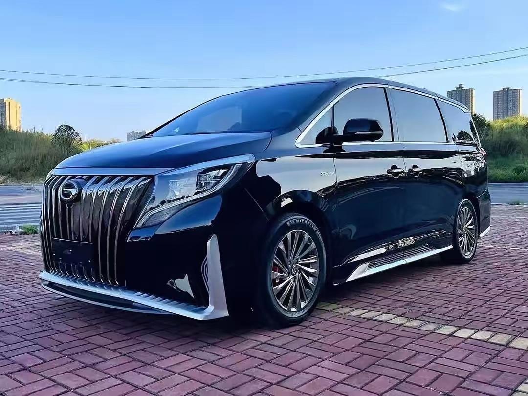 二孩家庭加上两位老人，六口人出行，一台宽敞、舒适、省油又安全的MPV成了刚需。预