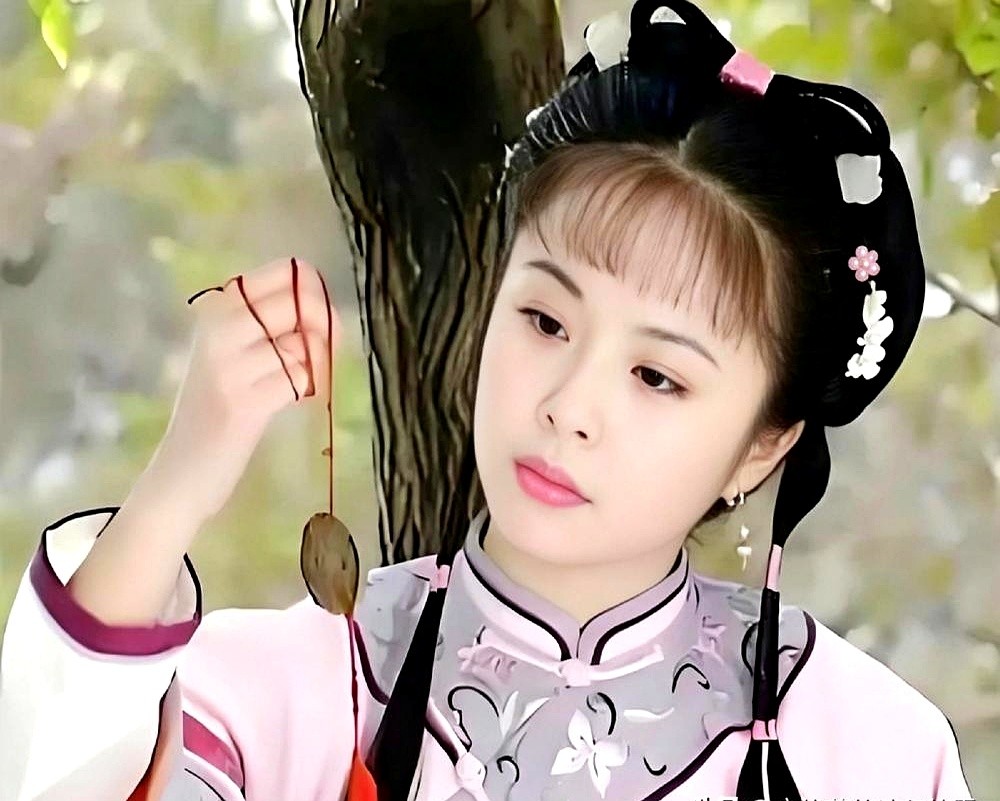 演个女主只会抿嘴低头？谭松韵新剧被群嘲连个丫鬟都压不住。《兰香如故》里演丫鬟的刘美含满眼算计，急吼吼