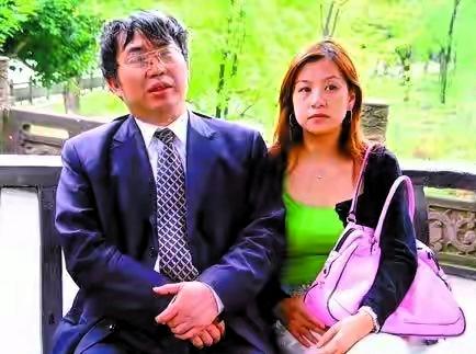 聂卫平的一生有三任妻子，现任妻子叫兰莉娅，两人2001年结婚，兰莉娅2004年生