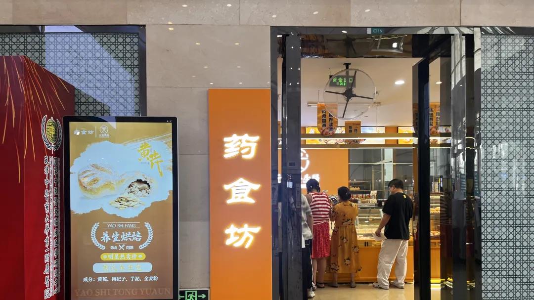 年轻人涌入医院买面包