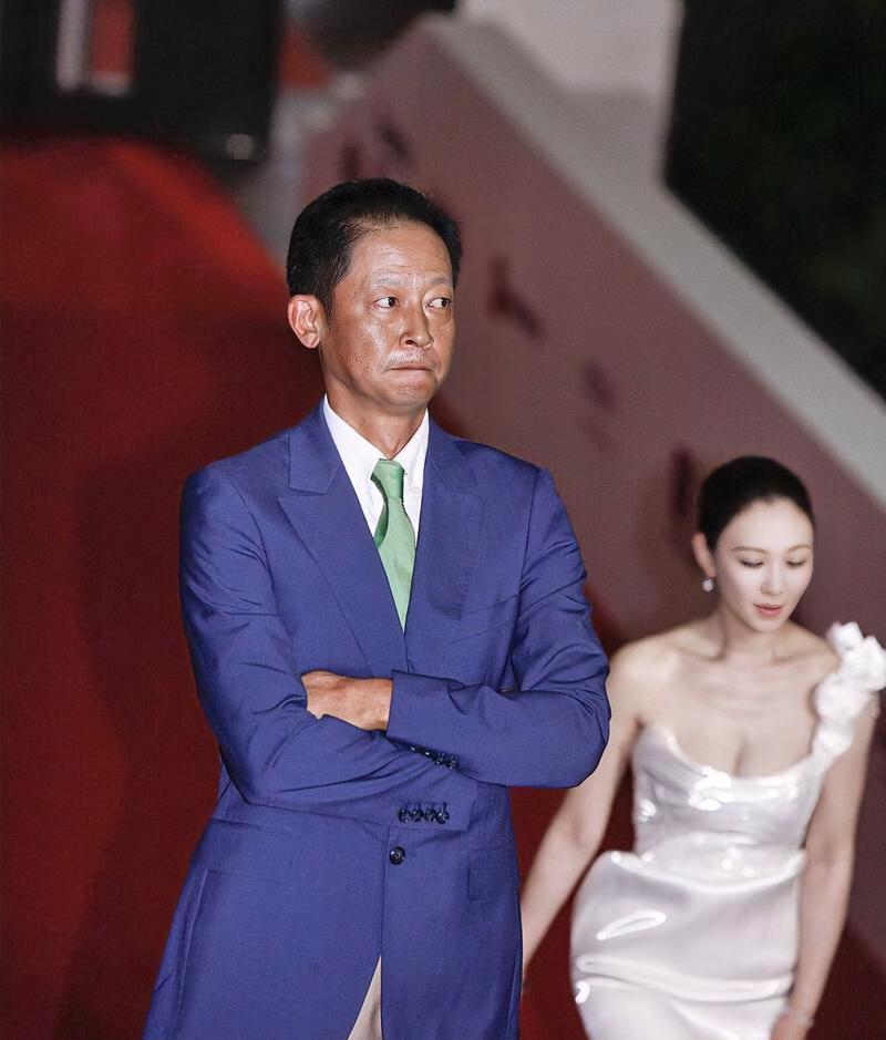 王志文和李小冉的“尴尬”同框！俩人参加活动一同走红毯，李小冉穿性感抹胸裙，美丽动