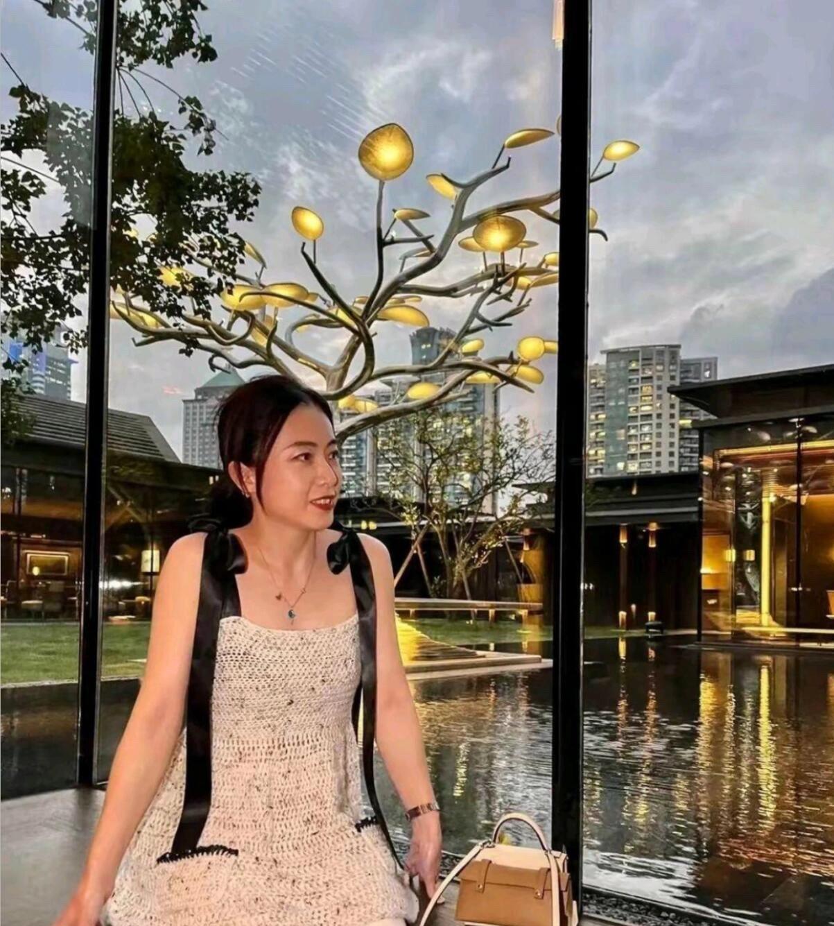 富婆甘比被偶遇穿自制的钩织衫现身上海，45岁素颜状态超能打～～别人全身大牌生怕不