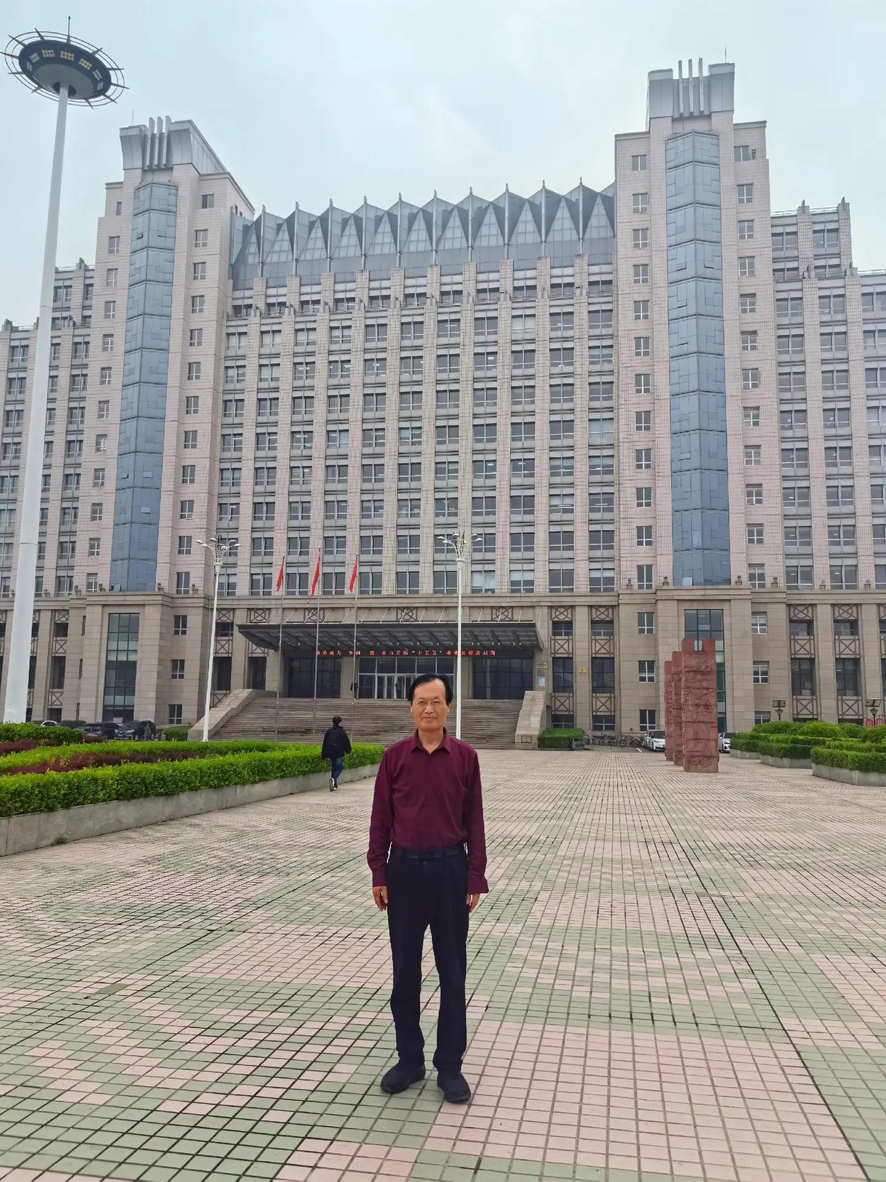 保定之行的第二天，回自己读大学时所在的河北大学老校区南院转了转，当时的建筑几乎不