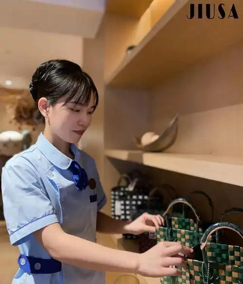 1早起喝杯温水，给身体开机。早上刚起床时，身体经过一夜消耗处于缺水状态，喝杯