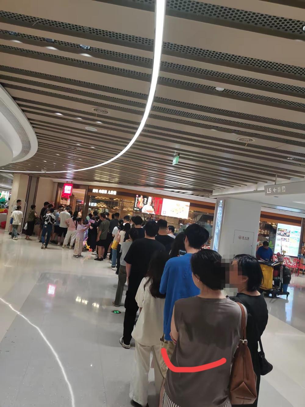 西贝又火了，贾国龙真要亲自感谢这位顾客，不然太对不起人家了西贝门店门口