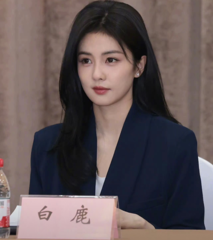 现在全网最倒霉的，恐怕就是白鹿了吧。她肯定没想到，居然会被人“背后一刀”！
