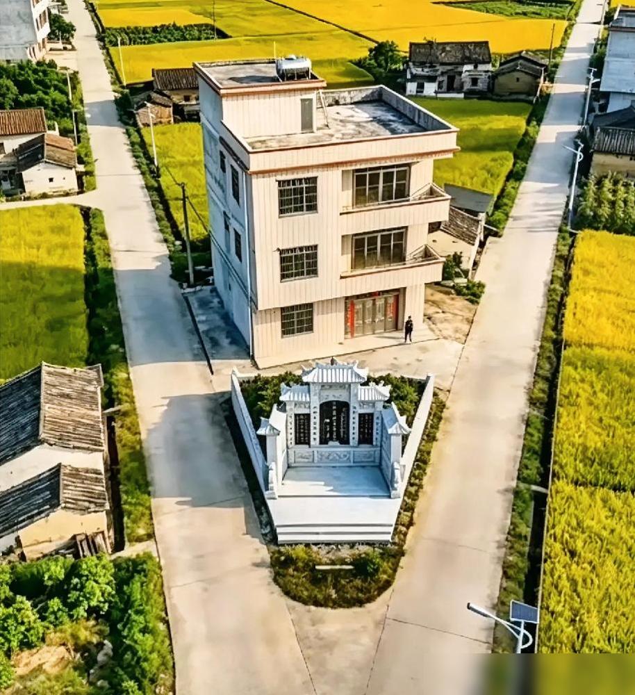 辛辛苦苦在农村建好三层自建房，本以为终于有舒心的家，谁知道邻居把祖坟修在了自家门